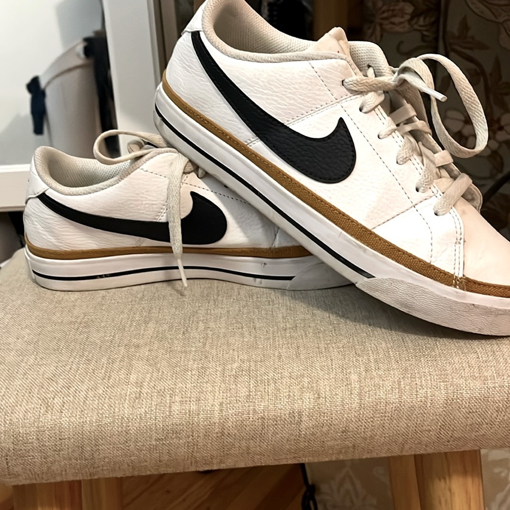 Nike court legacy white/black/gold sneakers